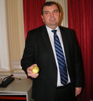 Prefectul, în luptă cu merele "de batjocură" distribuite şcolarilor